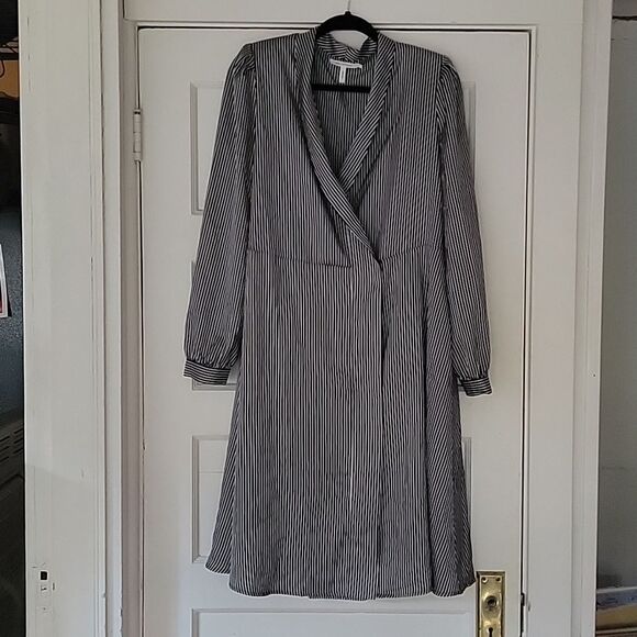 Satin wrap dress - Picture 5 of 5